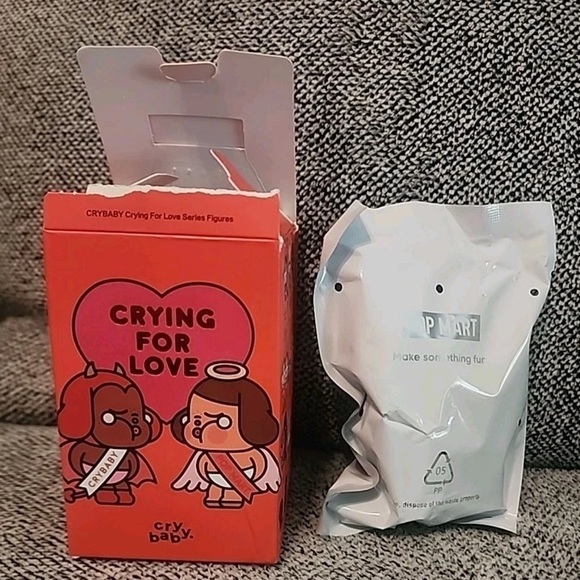 Pop Mart CRYBABY Unlock Me Crying For Love Authentic Figure w/ Box & Card - Picture 3 of 3